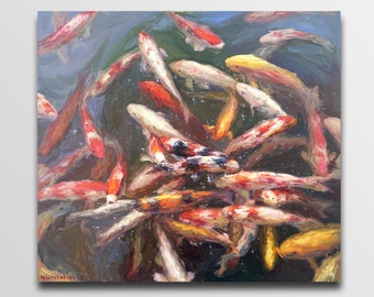 Pode incluir: Uma pintura de uma escola de peixes koi coloridos nadando em um lago. Os peixes são pintados em tons de laranja, branco e preto, e nadam em várias direções. A água é pintada em uma cor azul escura, e o fundo é de uma cor azul clara.