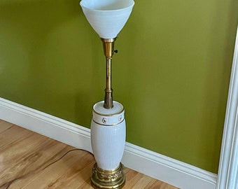 FABELACHTIGE Vintage Stiffel Lamp Hollywood Regency MID Lighting Torchiere Wit en Goud Lamp Sierlijke Messing Details Tafelblad Lamp