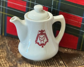 Petite théière vintage Lamberton Scammell en porcelaine blanche pour salle à manger avec monogramme MH, milieu de l'hôtel Chine, si doux !