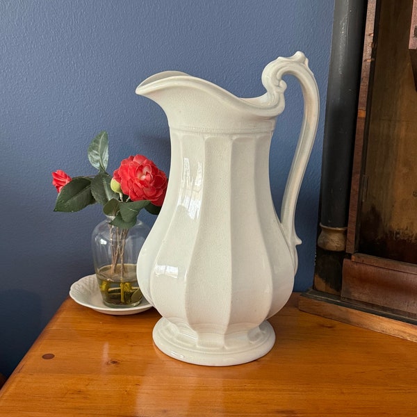 Einzigartiger übergroßer Vintager Keramikkrug Eiswasserkrug Sammlerstück glasierte weiße Keramikvase