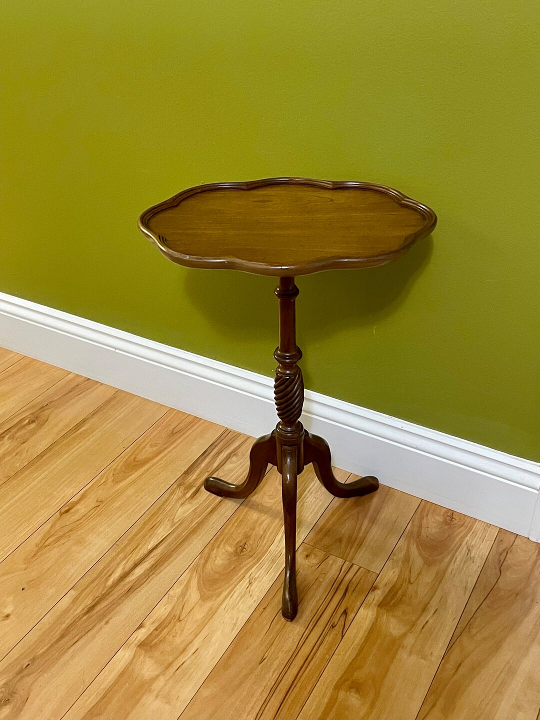 Vintage Cherry Side Table Barley Twist Queen Anne Legs Oval Pie Crust Top Wood Occasional Table