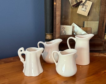 Lot de quatre pots à crème en pierre de fer vintage distributeurs de sirop poterie blanche petits pichets uniques pièces de service table du petit déjeuner petits vases