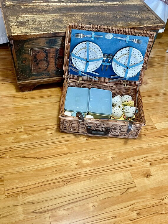 vintage willow picnic basket Gem