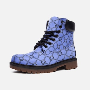 Könnte beinhalten: Blaue Schnürstiefel mit einem schwarz-weißen Muster. Die Stiefel haben eine braune Gummisohle.