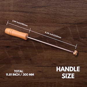 K&ouml;nnte beinhalten: Ein Metall- und Holzwerkzeug mit einem Holzgriff und einem Metallschaft. Der Griff ist 90 mm lang, und die Gesamtl&auml;nge betr&auml;gt 300 mm. Der Text "HANDLE SIZE" ist sichtbar.