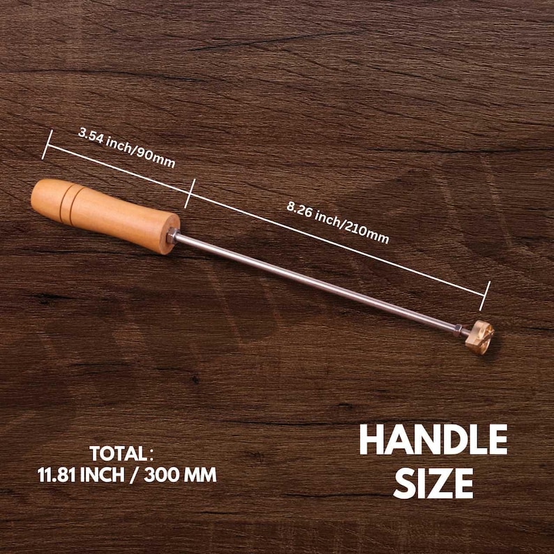 K&ouml;nnte beinhalten: Ein Metall- und Holzwerkzeug mit einem Holzgriff und einem Metallschaft. Der Griff ist 90 mm lang, und die Gesamtl&auml;nge betr&auml;gt 300 mm. Der Text "HANDLE SIZE" ist sichtbar.