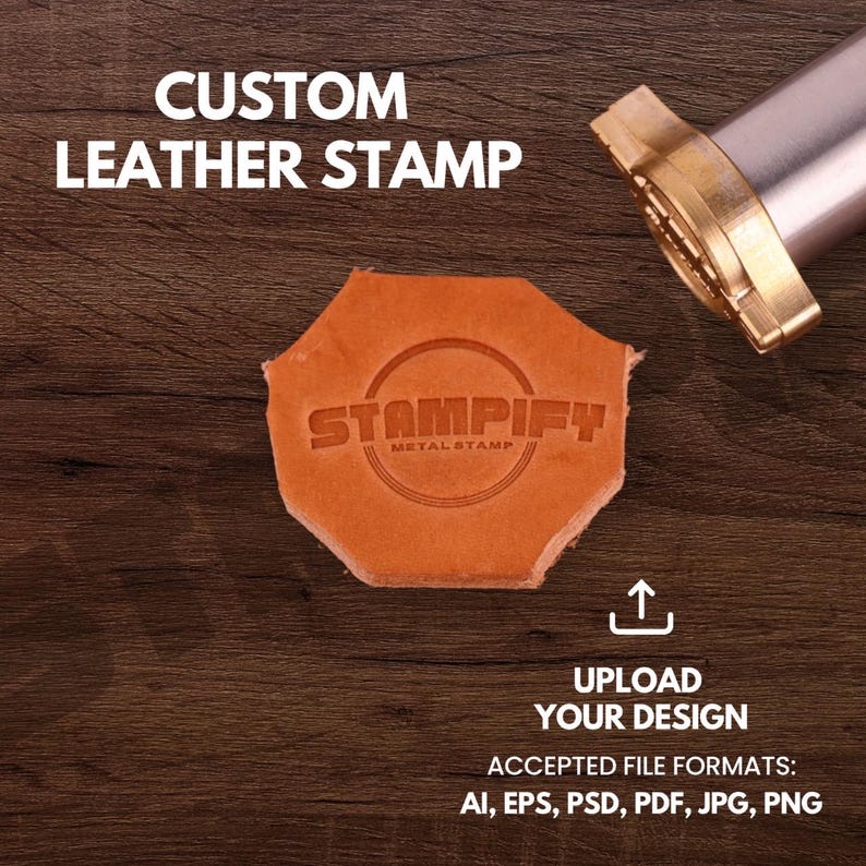 K&ouml;nnte beinhalten: Ein individueller Lederstempel mit dem Text "STAMPIFY METAL STAMP" auf einem St&uuml;ck orangefarbenem Leder gepr&auml;gt. Das Bild enth&auml;lt auch den Text "CUSTOM LEATHER STAMP" und "UPLOAD YOUR DESIGN". Akzeptierte Dateiformate sind aufgef&uuml;hrt.