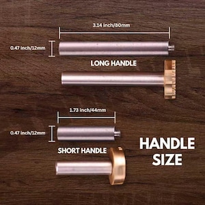 K&ouml;nnte beinhalten: Zwei Metallgriffe f&uuml;r die Herstellung, einer lang (80 mm) und einer kurz (44 mm), mit angegebenen Abmessungen. Die Griffe sind silberfarben mit Messingaufs&auml;tzen. Der Text "HANDLE SIZE" ist ebenfalls sichtbar.
