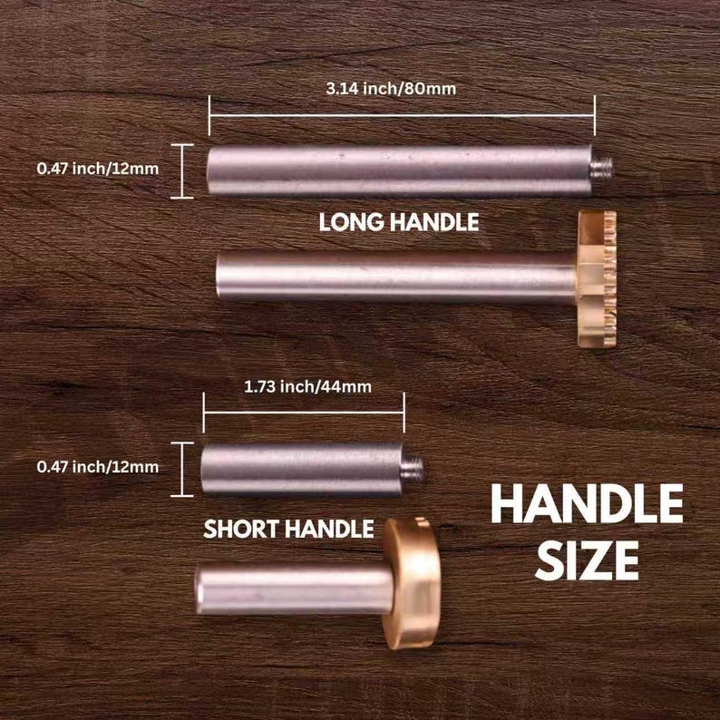 K&ouml;nnte beinhalten: Zwei Metallgriffe f&uuml;r die Herstellung, einer lang (80 mm) und einer kurz (44 mm), mit angegebenen Abmessungen. Die Griffe sind silberfarben mit Messingaufs&auml;tzen. Der Text "HANDLE SIZE" ist ebenfalls sichtbar.