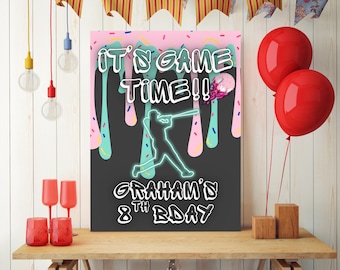 以下が含まれることがあります： 「IT'S GAME TIME!!」と「GRAHAM'S 8TH BDAY」の文字が白で書かれた、野球をテーマにした誕生日のパーティーサイン。ネオングリーンの野球選手シルエットとカラフルなドロップが特徴です。赤い風船も2つ見えます。