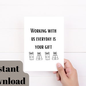 Travailler avec nous est votre carte d'anniversaire cadeau | Carte d'anniversaire drôle de collègue | carte collègue de travail | Téléchargement numérique imprimable | Anniversaire d'un compagnon de travail