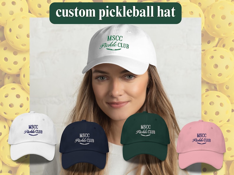 Pu&ograve; includere: Cinque cappellini da pickleball di diversi colori con il testo "MSCC Pickle Club" ricamato sul davanti. I cappellini sono bianchi, blu navy, verdi, rosa e neri.