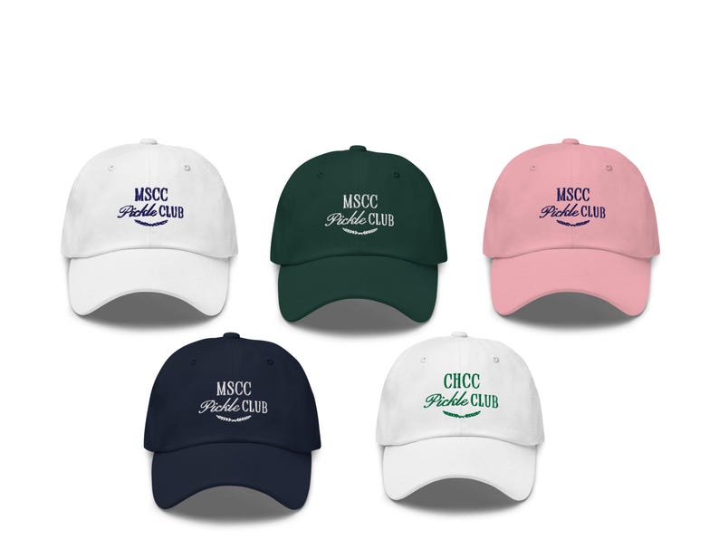 Pu&ograve; includere: Cinque cappellini da baseball di diversi colori con testo ricamato. I cappellini sono bianchi, verdi, rosa, blu scuro e bianchi con testo verde. Il testo sui cappellini recita "MSCC Pickle Club" e "CHCC Pickle Club".