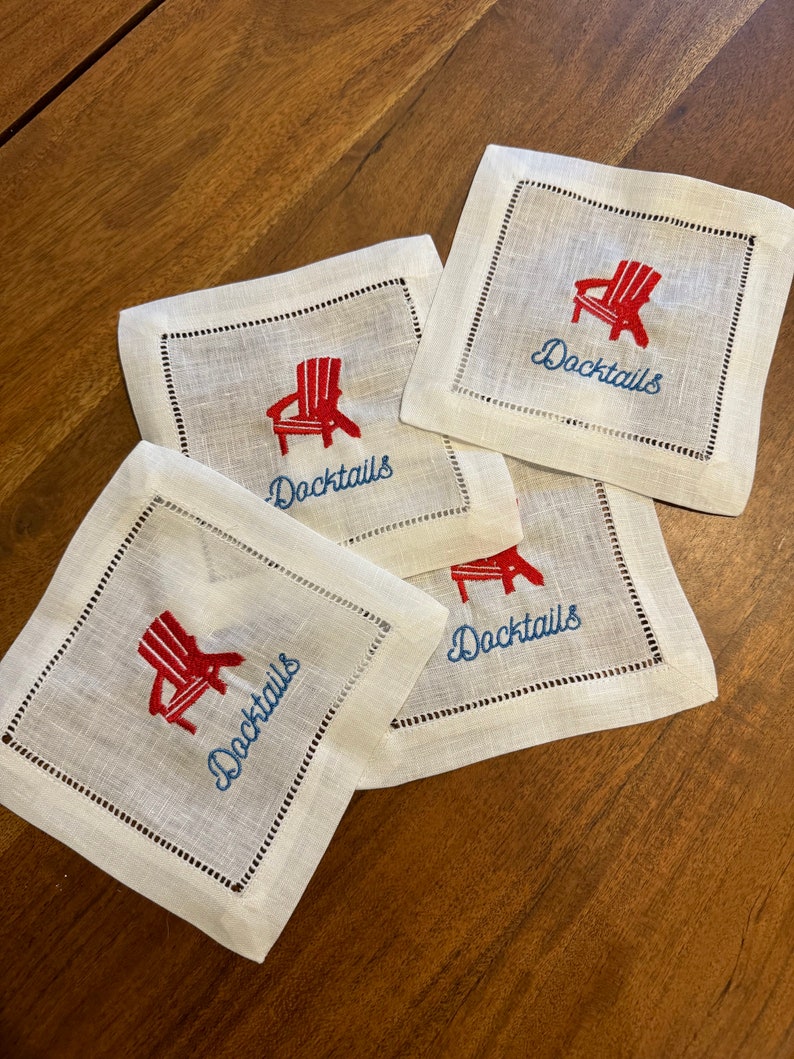 レイクハウスギフト | 刺繍入りカスタムカクテルナプキン | 女性へのギフト | ホステスギフト | 刺繍入りリネンカクテルナプキン | ドックテール 画像 2