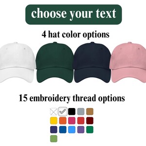 Pu&ograve; includere: Quattro cappellini da baseball vuoti in bianco, verde, blu navy e rosa. Scegli il tuo testo e il colore del filo da ricamo tra una selezione di 15 colori.