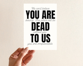 Könnte beinhalten: Eine weiße Karte mit schwarzem Text, der lautet: "We can't believe YOU ARE leaving. This place will be DEAD without you. TO US you are irreplaceable."