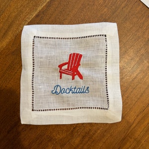 レイクハウスギフト | 刺繍入りカスタムカクテルナプキン | 女性へのギフト | ホステスギフト | 刺繍入りリネンカクテルナプキン | ドックテール 画像 1