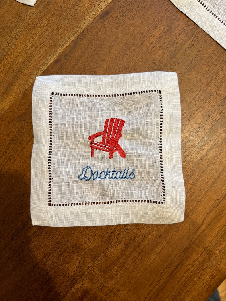 レイクハウスギフト | 刺繍入りカスタムカクテルナプキン | 女性へのギフト | ホステスギフト | 刺繍入りリネンカクテルナプキン | ドックテール 画像 1