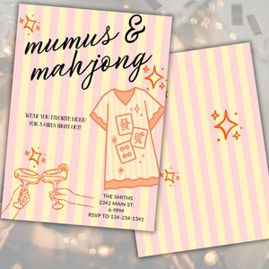 Peut inclure: Carte d'invitation avec un fond à rayures roses et jaunes. Le texte "mumus & mahjong" est écrit dans une police élégante. La carte présente un dessin d'une robe mumu et de tuiles de mahjong. Le texte "WEAR YOU FAVORITE MUMU FOR A GIRLS NIGHT OUT!" est également inclus.