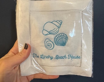 Geborduurde aangepaste Beach House-cocktailservetten | Cadeaus voor vrouwen | Gastvrouwcadeau | Op maat geborduurde linnen cocktailservetten (set van 4)
