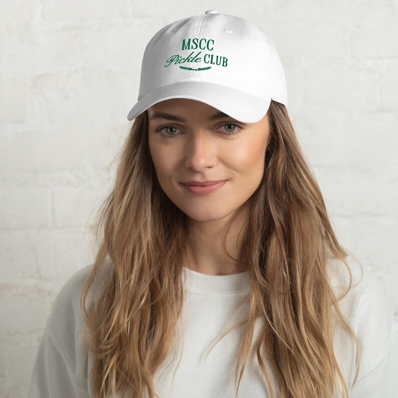 Pu&ograve; includere: Cappellino da baseball bianco con ricamo verde che recita "MSCCC Pickle Club".
