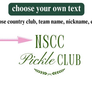 Pu&ograve; includere: Un design verde e bianco con il testo "NSCC Pickle CLUB" e una freccia rosa che punta al testo. Il design &egrave; per una squadra o un club di pickleball.
