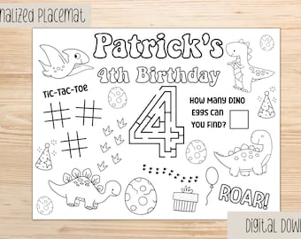 Peut inclure: Nappe personnalisée en noir et blanc pour un 4e anniversaire, avec des illustrations de dinosaures, un labyrinthe en forme de chiffre 4, un jeu de morpion et le texte "Patrick's 4th Birthday". Inclut le texte "How many dino eggs can you find?"