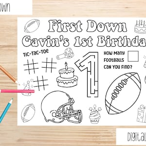 Op de afbeelding: Een zwart-wit kleurplaat met de tekst "First Down" en "Gavin's 1st Birthday". Bevat voetballen, een helm, een doolhof en boter-kaas-en-eieren. De woorden "Digital Download" staan onderaan. Gekleurde potloden liggen verspreid.