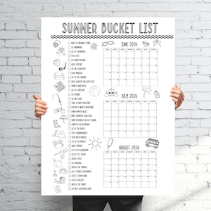 K&ouml;nnte beinhalten: Ein schwarz-wei&szlig; Sommer-Bucket-List-Poster vor einer Backsteinmauer. Das Poster zeigt eine Liste von Sommeraktivit&auml;ten und Kalenderraster f&uuml;r Juni, Juli und August 2026. Der Text "Summer Bucket List" steht oben.