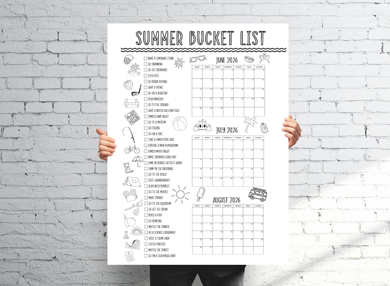 K&ouml;nnte beinhalten: Ein schwarz-wei&szlig; Sommer-Bucket-List-Poster vor einer Backsteinmauer. Das Poster zeigt eine Liste von Sommeraktivit&auml;ten und Kalenderraster f&uuml;r Juni, Juli und August 2026. Der Text "Summer Bucket List" steht oben.