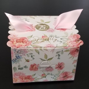 Caixa de presente de papelão no atacado com fita, 25 contagens (40 centavos/contagem) cor rosa 6,5 cm x 6,5 cm x 4,5 cm (2,5" x 2,5"x 1,8"), atacado.