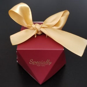 Caixa de presente de papelão no atacado com fita, 25 contagens (50 centavos/contagem) Cor vermelha 8,5 cm x 8,5 cm x 7 cm (3" x 3"x 2,8"), atacado.