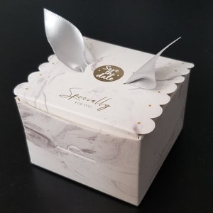 Caixa de presente de papelão no atacado com fita, 25 contagens (40 centavos/contagem) cor rosa 6,5 cm x 6,5 cm x 4,5 cm (2,5" x 2,5"x 1,8"), atacado.