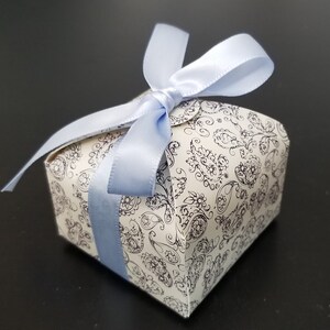 Caixa de presente de papelão no atacado com fita, 25 unidades (40 centavos/contagem) cor rosa 6 cm x 6 cm x 4,5 cm (2,2" x 2,2" x 1,5"), atacado.