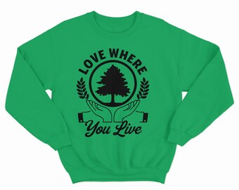 Puede incluir: Sudadera verde con un gráfico negro de un árbol dentro de un círculo con el texto "Love Where You Live" alrededor.