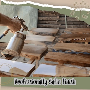 K&ouml;nnte beinhalten: Eine Person verwendet eine Spritzpistole, um eine satinierte Oberfl&auml;che auf Holzbretter aufzutragen. Die Bretter sind in Reihen angeordnet und haben eine nat&uuml;rliche Holzmaserung. Der Text "Professionally Satin Finish" ist am unteren Rand des Bildes sichtbar.