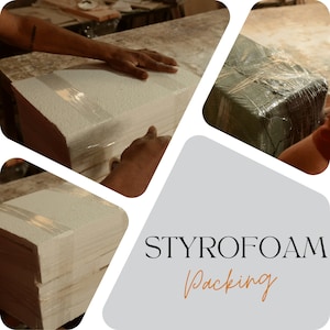 K&ouml;nnte beinhalten: Nahaufnahme einer Person, die ein Styroporpaket in durchsichtige Plastikfolie verpackt. Das Paket ist wei&szlig; und hat eine strukturierte Oberfl&auml;che. Der Text "STYROFOAM Packing" ist im Hintergrund sichtbar.