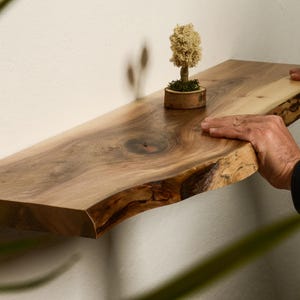 Estante flotante rústico de madera - Estantería escandinava de nogal con borde natural - Estantes de madera sin reciclar personalizados
