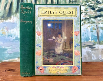 Primera edición de Emily's Quest de L.M. Montgomery. Publicado por Frederick A. Stokes, 1927. Hermosa cubierta con flores.