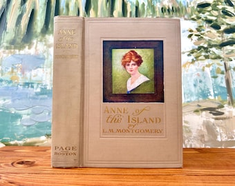 Anne of the Island av L.M. Montgomery. Publicerad av L.C. Page & co, 1915, första upplagan. I utmärkt skick.