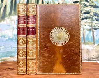 Las obras poéticas de John Milton ~1904, encuadernadas en cuero~ Publicado por Macmillan & Co, Limited. Bellamente impreso en dos volúmenes.