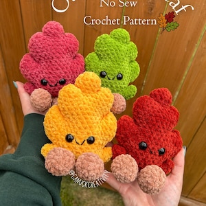 Puede incluir: Cuatro juguetes de hojas de ganchillo de felpa de colores en tonos rojos, verdes, amarillos y naranjas, cada uno con una cara sonriente y dos pequeñas pompones marrones. El texto "Oakley the Leaf" y "No Sew Crochet Pattern" es visible.