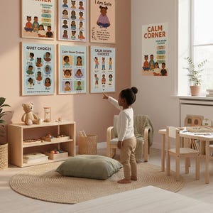 Op de afbeelding: Een kinderspeelkamer met educatieve posters aan de muur. De posters bevatten zinnen als "Calm Corner" en "My Feelings Map". Een houten plank bevat speelgoed en een rond tapijt ligt op de vloer. Een kind wijst naar de posters.