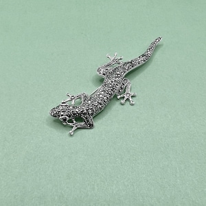 Brooch  -  925 Sterling Silver and Marcasite &#39;Lizard&#39; Brooch with Garnet Eyes