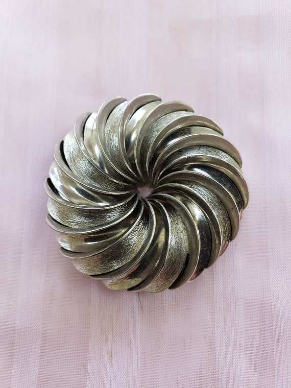 Swirl circle pin, circle brooch, vintage brooch