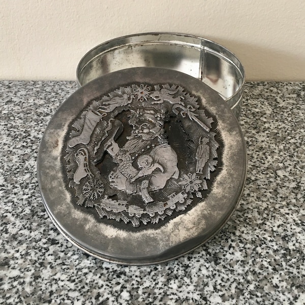 Round Metzke Metal Tin with Pewter Thomas Nast's "Merry Old Santa Claus" Design