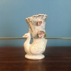 Vaso in porcellana Peacock Bisque con rose modellate applicate e accenti d&#39;oro