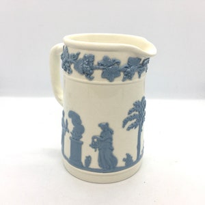 Crème en Blauwe Wedgwood Pitcher