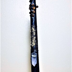 Peut inclure: Une bougie noire avec un cristal transparent incrust&eacute; sur le c&ocirc;t&eacute;, d&eacute;cor&eacute;e de clous de girofle et d'un bougeoir en verre jaune.