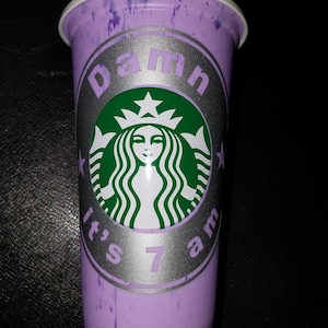 &quot;Ein (1) neuer SILBERNER &quot;&quot;Damn It&#39;s 7 am&quot;&quot; -AUFKLEBER - zur Verwendung mit StarBucks Cold / Hot Cup, Mug oder anderen Marken.&quot;